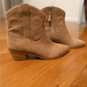 Dolce Vita Solow Western Ankle Boots